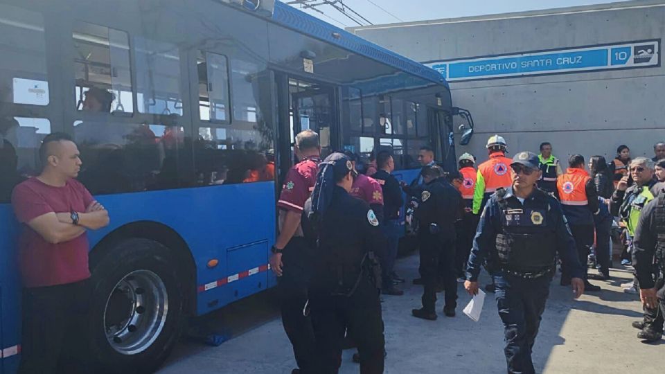 Trolebús elevado de la línea 10 se impactó con con un muro de la estación Deportivo Santa Cruz.