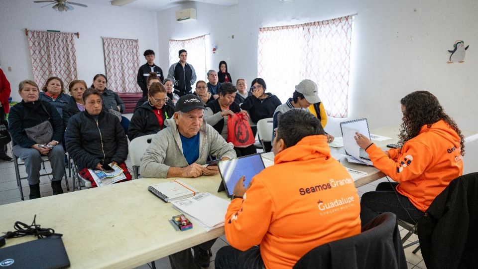 Gina Lisa Guerra, Directora de Atención y Participación Ciudadana, explica los detalles del registro para acceder al transporte gratuito 'Guadalupe nos mueve' en los módulos ubicados en los Centros DIF del municipio.