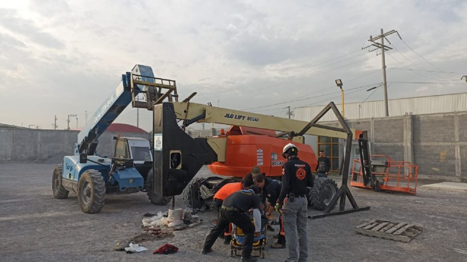 Paramédicos de Protección Civil atendiendo a la víctima tras el accidente laboral.