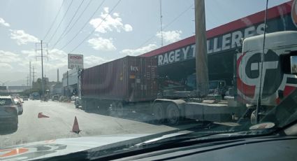 Tráiler choca su contenedor contra puente en Monterrey y afecta circulación