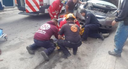 Hombre resulta herido al quedar atrapado bajo un automóvil en Escobedo