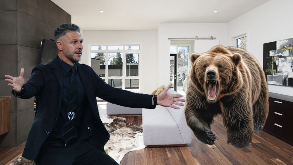 Vaya susto el que se llevó el técnico de Rayados, al toparse con un oso en su casa de Monterrey. Checa el video