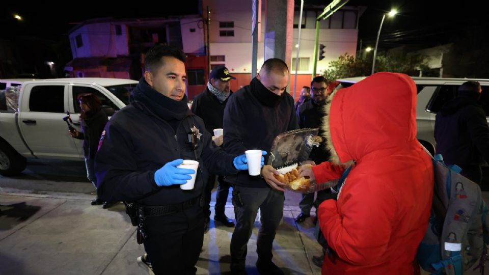 Personal de la dependencia municipal recorre paradas de camiones y otros puntos donde se concentran las personas.