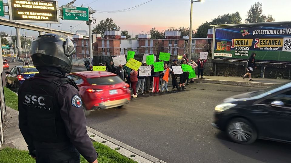 Los manifestantes se dieron cita en la autopista y por más una hora realizaron un cierre a la circulación.