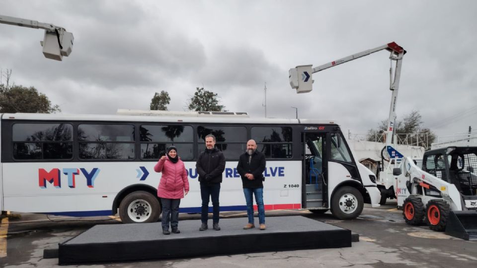 Las autoridades municipales también entregaron una unidad para el transporte del personal de Servicios Públicos.