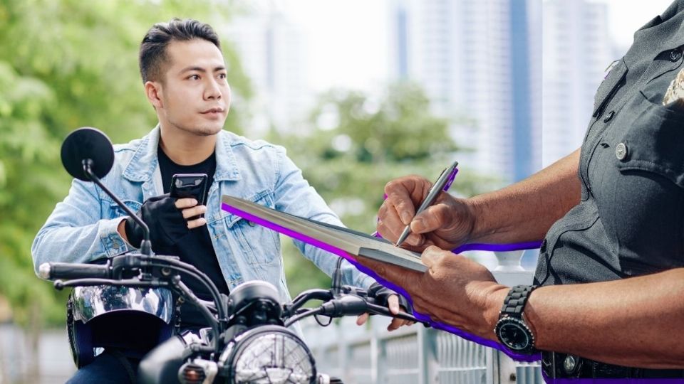 Multa por manejar moto sin usar casco en Nuevo León