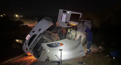 Tráiler vuelca por exceso de velocidad en Juárez, Nuevo León: Hay un lesionado