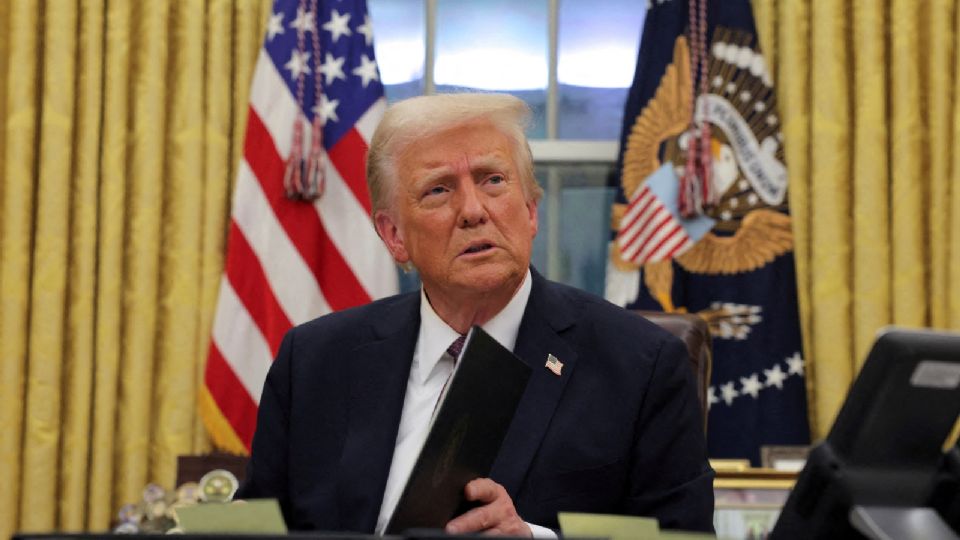 Foto de Archivo: El presidente de Estados Unidos, Donald Trump, en el Despacho Oval de la Casa Blanca el Día de la Inauguración en Washington. 20 de enero de 2025. REUTERS/Carlos Barria/