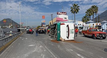 Vuelca ruta 30 Barro en Garza Sada al sur de Monterrey