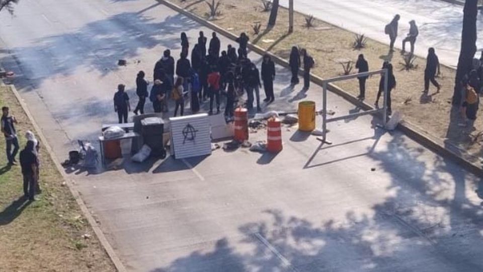 Arrancaron pasto del camellón que divide carriles centrales y laterales para alimentar el fuego