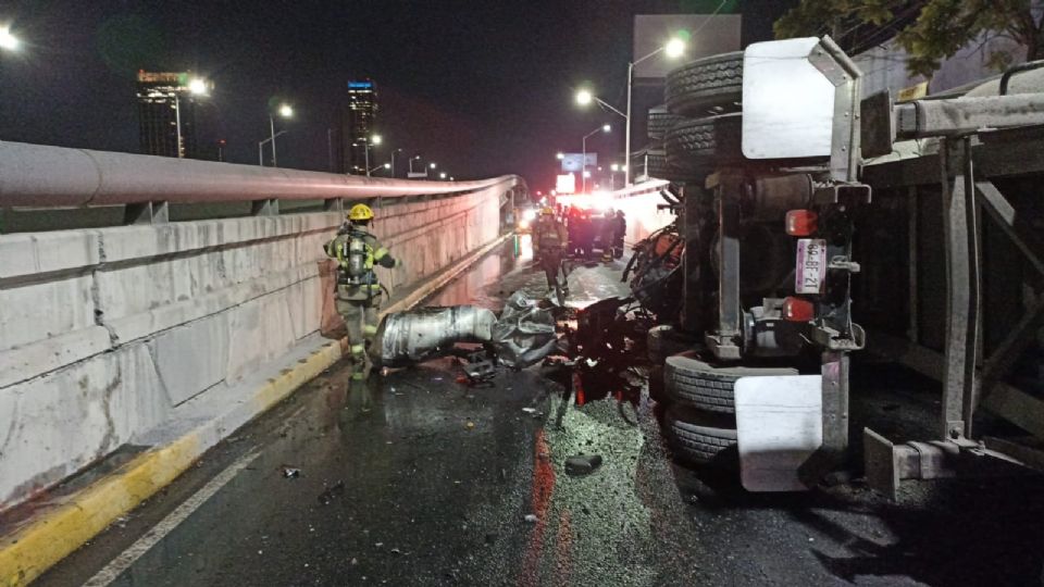 El tráiler cayó del puente de Morones Prieto hacia los carriles laterales a la altura de la calle Vallarta.