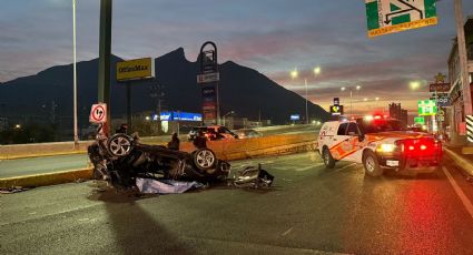 Hombre muere tras volcar su vehículo en Garza Sada