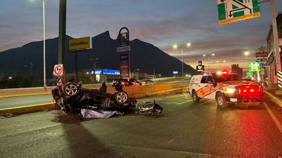 El vehículo en el que viajaba Ángel David quedó volcado tras el impacto con un señalamiento y una camioneta.