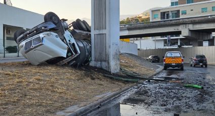 Vuelca camión de carga en la avenida Revolución, al sur de Monterrey