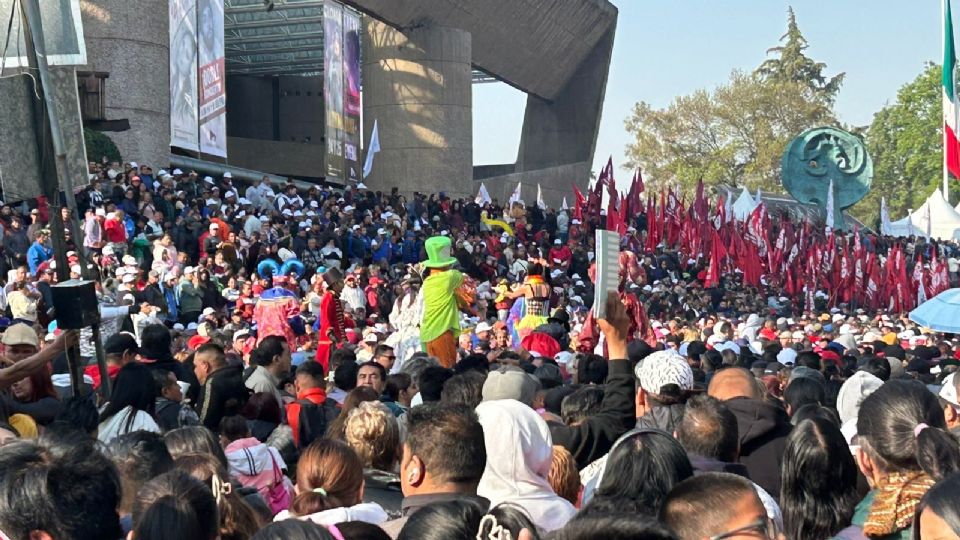 El Auditorio Nacional quedó colmado dentro y fuera de seguidores miles de seguidores de Clara Brugada quien este día ofrece su informe de los primeros 100 días de gobierno.