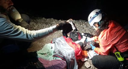 Mujer sufre caída en el cerro de las Mitras; rescatan a la lesionada durante la madrugada