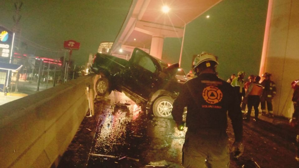 La camioneta Cheyenne en color negro se impactó de lleno contra una de las bases de concreto.