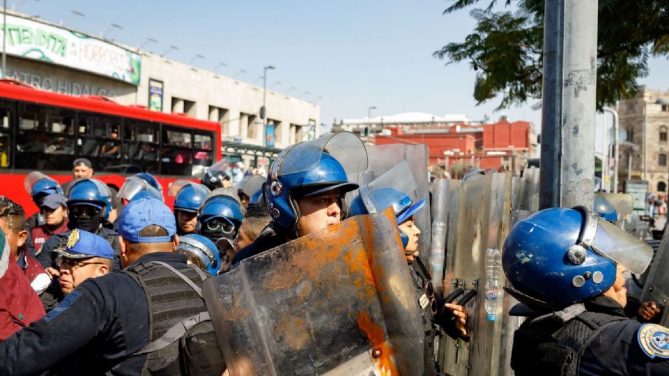 Tras negarse a retirar sus puestos ambulantes, se registró un enfrentamiento entre comerciantes y policías capitalinos en la Alameda Central.