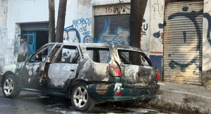 Bomberos controlan incendio en un par de vehículos sin personas lesionadas