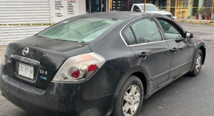 Aseguran auto vinculado a robo en tienda de conveniencia en Monterrey