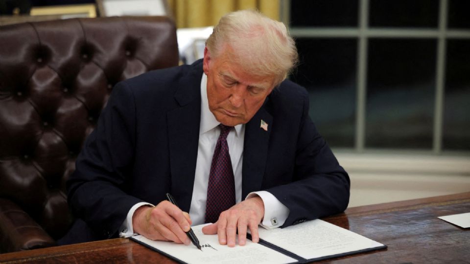 Foto de archivo del Presidente de EEUU Donald Trump firmando un decreto en el Salón Oval de la Casa Blanca Ene 20, 2025.