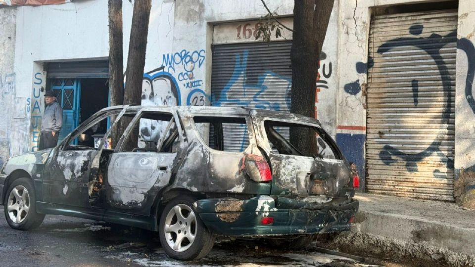 El fuego en el vehículo guayín fue sofocado por los bomberos.