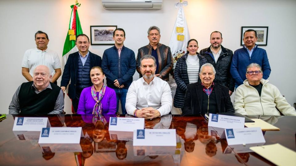 Adrián de la Garza Santos, alcalde de Monterrey, durante la reunión con vecinos de San Jerónimo, acompañado de su equipo de trabajo.