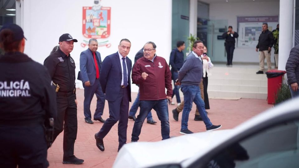 El comisionado Omar Escobar Figueroa durante su visita a las instalaciones del C4 de Escobedo.