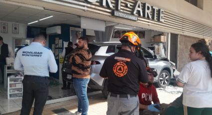 Camioneta se estrella contra locales de centro comercial en avenida Fidel Velázquez