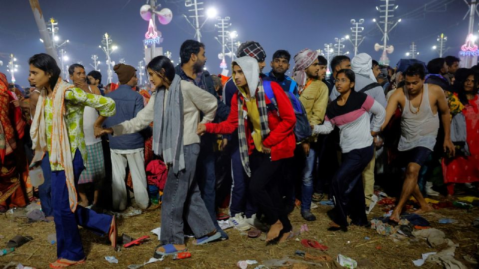 Devotos se cogen de la mano mientras salen tras una estampida antes del segundo 'Shahi Snan' (baño real) en el 'Maha Kumbh Mela' o Gran Festival de la Jarra, en Prayagraj, India, 29 de enero de 2025.