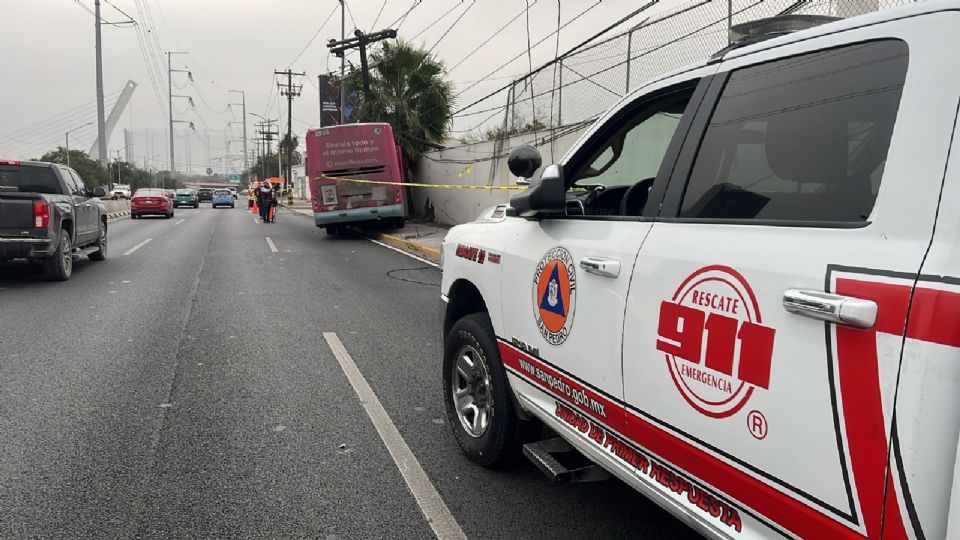 Elementos del 911 de San Pedro acudieron a brindar atención a los pasajeros lesionados durante el percance.