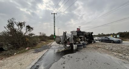 Conductor resulta lesionado tras volcadura de máquina revolvedora en Juárez