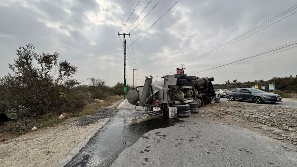 Las autoridades de Protección Civil y Tránsito Municipal trabajaron para controlar el derrame de aceite y asegurar la zona tras la volcadura de una máquina revolvedora de concreto en Juárez, Nuevo León.