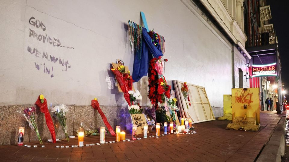 Fotografía de flores y velas en honor a las víctimas del atropello masivo, este viernes en Nueva Orleans