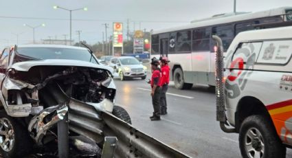 Camioneta se estrella contra barandal en la Carretera Nacional