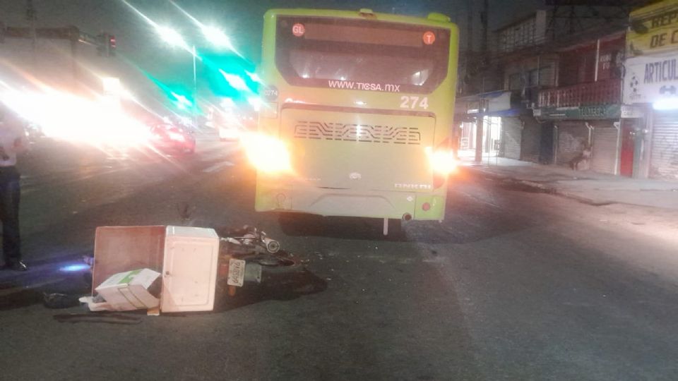 El camión de la ruta 214 se encontraba detenido cuando el motociclista se impactó en la parte trasera.