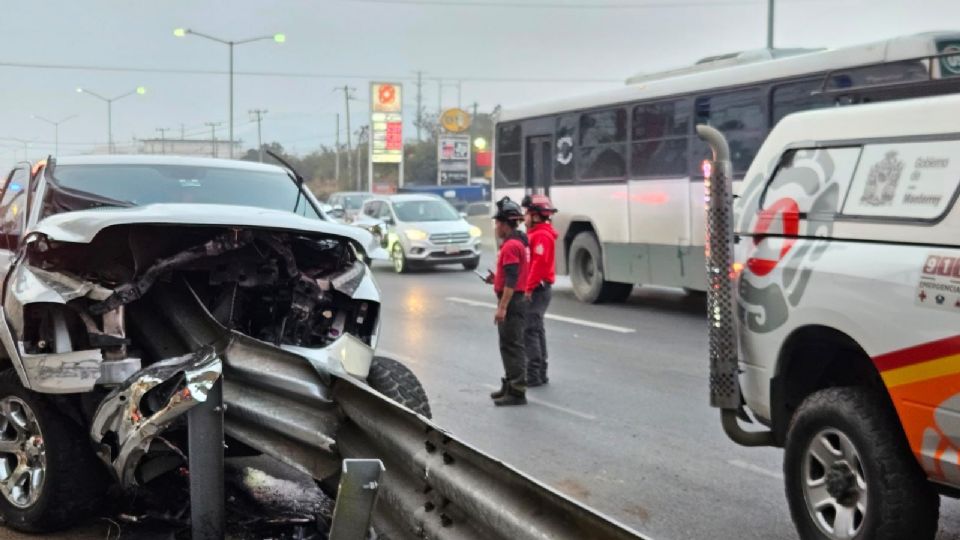 La camioneta terminó impactándose contra el barandal divisorio de los carriles laterales.