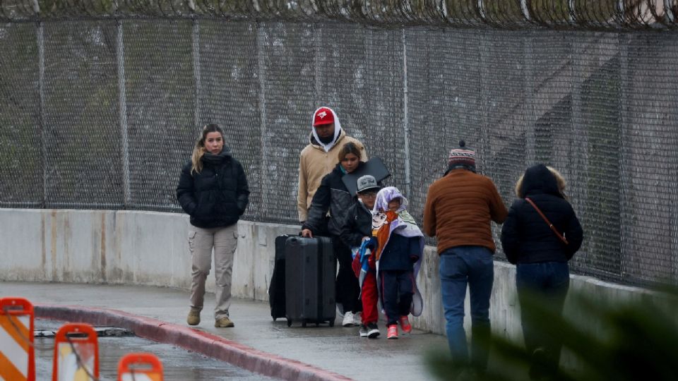 Migrantes mexicanos que cruzaron el Puente Internacional B y M para acudir a su cita con la Oficina de Aduanas y Protección Fronteriza (CBP) de EU, son escoltados de regreso por un agente del Instituto Nacional de Migración (INM).