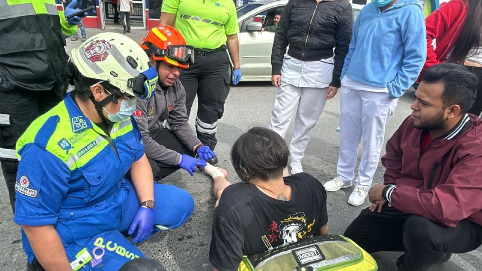 Cuerpos de emergencia atienden a los lesionados tras el choque entre un camión urbano y una motocicleta en San Nicolás.