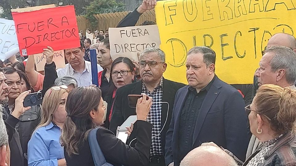 Los docentes bloquearon la avenida Venustiano Carranza en Monterrey como parte de su protesta por la imposición de un nuevo director en la Escuela Normal Superior “Moisés Sáenz”.