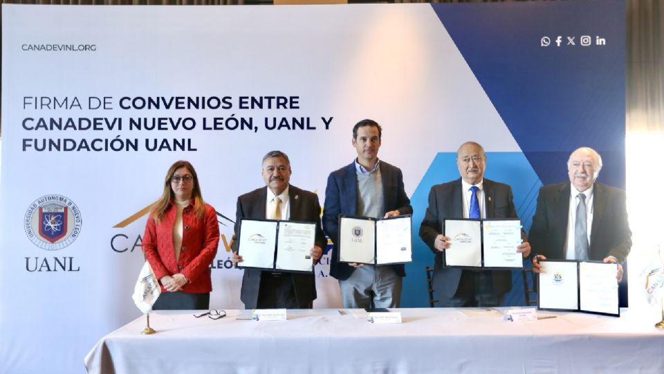 El Rector de la UANL, Santos Guzmán López, y el presidente de CANADEVI Nuevo León, Javier Treviño Garza, durante la firma del convenio.