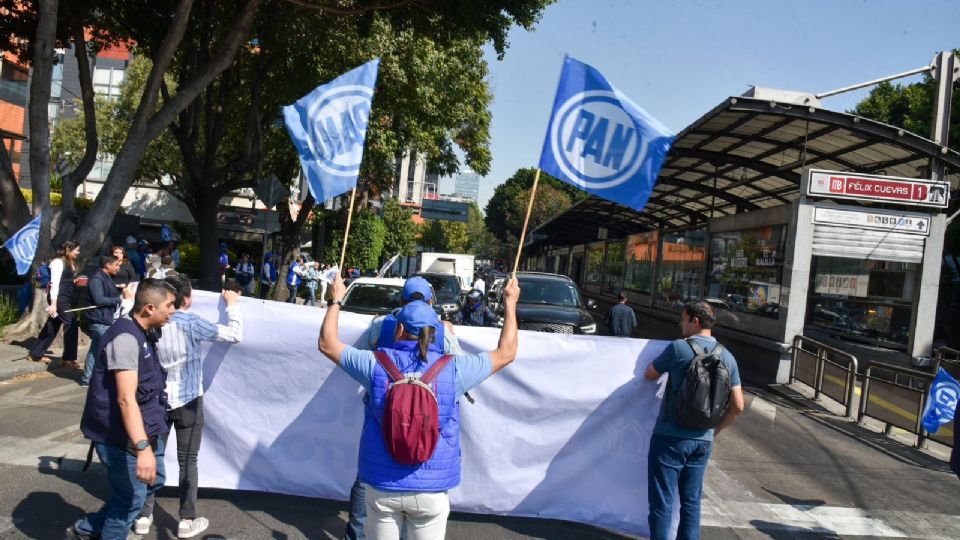 Militantes y simpatizantes protestaron en la Avenida de los Insurgentes Sur para exigir que se detenga la discusión y aprobación de dicha reforma.