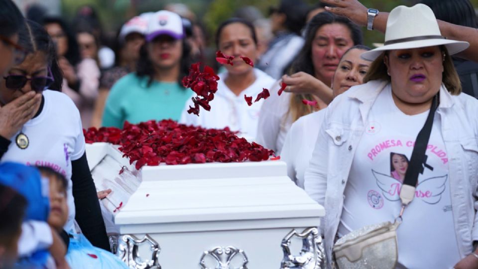 El féretro de la joven Jael Monserrat quedó frente a la glorieta de las Mujeres que Luchan sobre Paseo de Reforma.