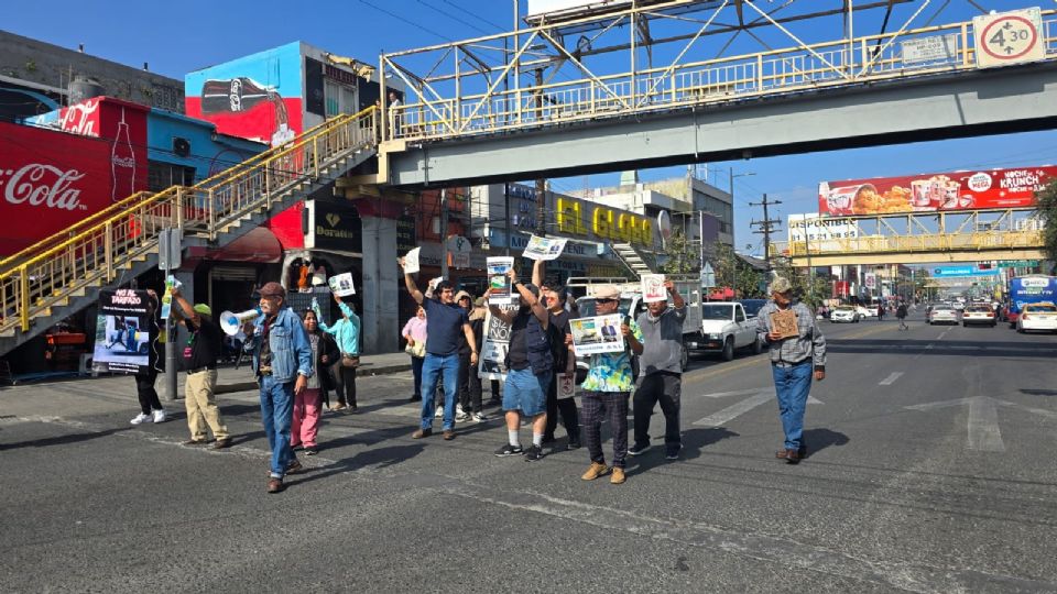 Los usuarios del transporte público se manifestaron en contra del incremento a las tarifas.