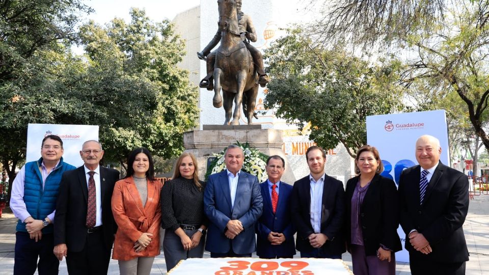 El alcalde encabezó la guardia de honor frente al monumento del fundador Francisco de Barbadillo y Vitoria.