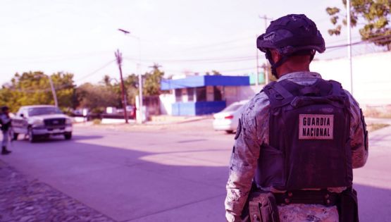 Detienen en Sinaloa a dos hombres que transportaban drogas y armas de fuego