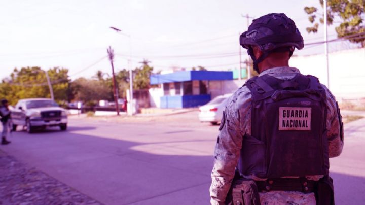 Detienen en Sinaloa a dos hombres que transportaban drogas y armas de fuego