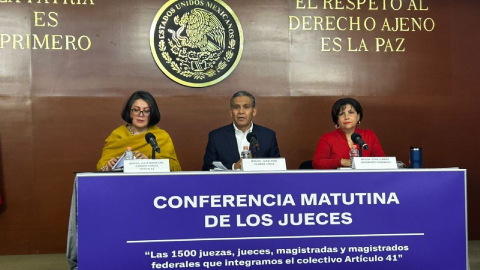 Los jueces ofrecieron su conferencia matutina.