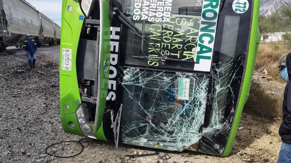 Accidente ferroviario en la carretera a Icamole, García, Nuevo León, donde Protección Civil respondió al reporte de choque entre un tren y un camión, con personas lesionadas.