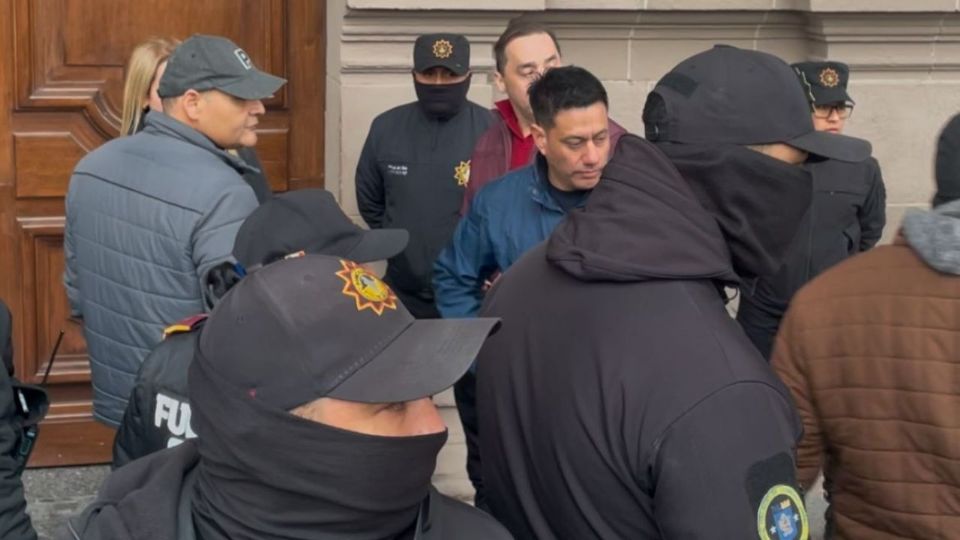 Autoridades de Fuerza Civil custodiando la entrada del Palacio de Gobierno.